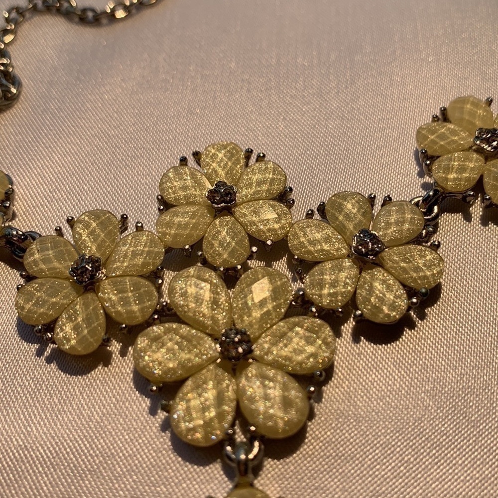 Cookie lee necklace 9 cream flowers faceted petals silver tone prom accessories
